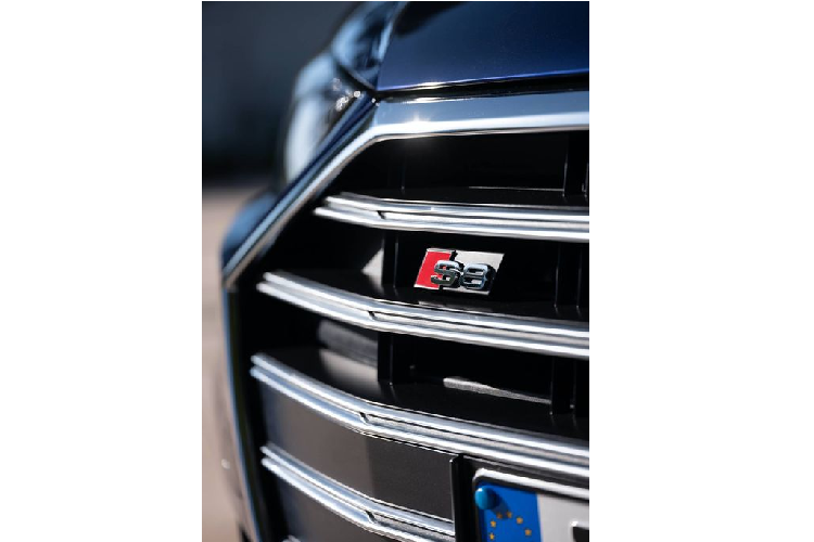 Về hệ thống treo chủ động, cơ chế này là sự kết hợp giữa hệ thống treo khí nén và bộ truyền động điện cơ với khả năng nâng/hạ riêng biệt các trục bánh xe. Nhờ đó, chiếc xe sẽ trở nên thăng bằng, giảm thiểu độ dốc hay giúi xe trong quá trình tăng tốc hoặc khi phanh. Một camera trước cũng rất quan trọng trong cơ chế hoạt động của hệ thống với khả năng phát hiện những vùng lồi lõm của mặt đường.