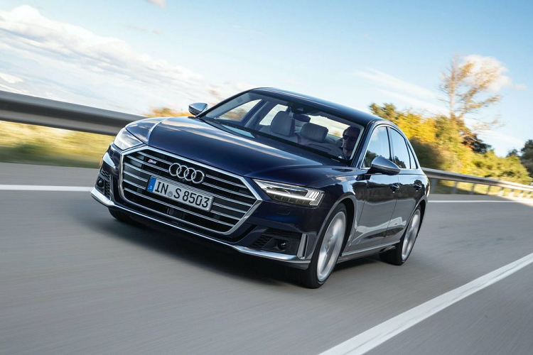 Dưới nắp capo gân guốc chính là trái tim của mẫu xe Audi S8 2020 mới – khối máy Xăng V8 4.0 lít TFSI Twin-Turbo, sử dụng công nghệ Mild-Hybrid sinh công cực đại 563 mã lực tại vòng tua 6,000 vòng/phút và mô-men xoắn tối đa 800 Nm tại dải vòng tua 2,000 tới 4,500 vòng/phút.