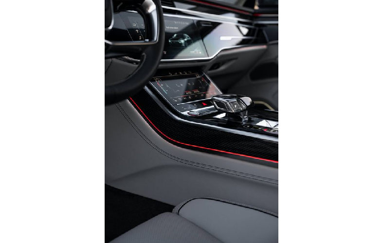 Một chiếc Audi S8 full options sẽ bao gồm 5 cảm biến radar, 6 camera, 12 cảm biến siêu âm thanh và 1 máy quét laser, tất cả được kiểm soát bởi Điều khiển hỗ trợ người lái trung tâm (zFAS).