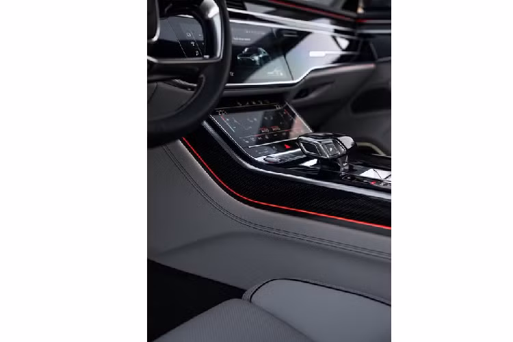 Một chiếc Audi S8 full options sẽ bao gồm 5 cảm biến radar, 6 camera, 12 cảm biến siêu âm thanh và 1 máy quét laser, tất cả được kiểm soát bởi Điều khiển hỗ trợ người lái trung tâm (zFAS).