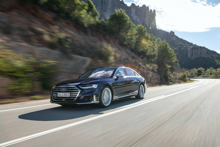 Thật vậy, model to lớn nhất của Audi Sport sở hữu hệ thống kết nối tinh vi nhất, bao gồm Hệ điều hành kỹ thuật số cảm ứng MMI, buồng lái ảo Audi, định vị MMI với Android Auto và kết nối Apple CarPlay không dây, nhận diện giọng nói và màn hình hiển thị HUD, … Giá xe Audi S8 2020 vẫn chưa được công bố chính thức.