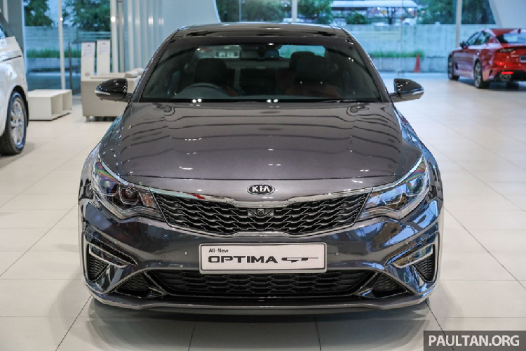 Tạp chí này cho biết mẫu xe Kia Optima 2021 sẽ có phiên bản thể thao GT “đúng nghĩa”. Phiên bản Optima GT hiện nay thực chất chỉ là tên gọi khác của mẫu xe khi cập bến thị trường Đông Nam Á. Còn bản GT-Line cả về diện mạo lẫn sức mạnh cũng không quá vượt trội so với bản tiêu chuẩn.