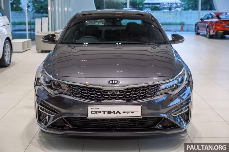 Tạp chí này cho biết mẫu xe Kia Optima 2021 sẽ có phiên bản thể thao GT “đúng nghĩa”. Phiên bản Optima GT hiện nay thực chất chỉ là tên gọi khác của mẫu xe khi cập bến thị trường Đông Nam Á. Còn bản GT-Line cả về diện mạo lẫn sức mạnh cũng không quá vượt trội so với bản tiêu chuẩn.