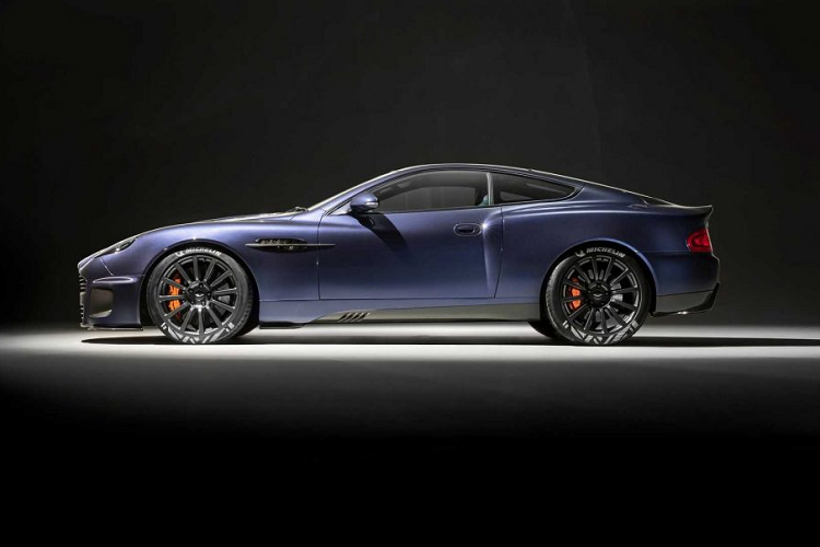 Chiếc xe được đặt tên siêu xe Vanquish 25 mới, một cách đặt tên mang tính giải thích một cách hiện đại về tác phẩm kinh điển mới sắp bán ra trong thời gian tới.