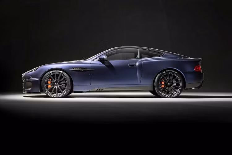 Chiếc xe được đặt tên siêu xe Vanquish 25 mới, một cách đặt tên mang tính giải thích một cách hiện đại về tác phẩm kinh điển mới sắp bán ra trong thời gian tới.