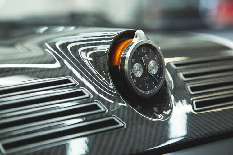 Mặc dù ngoại thất của xe vẫn giữ được một chút nguyên bản, tuy nhiên Vanquish 25 hoàn toàn mới sẽ được trang bị các công nghệ và tính năng hiện đại nhất ở thời điểm này.