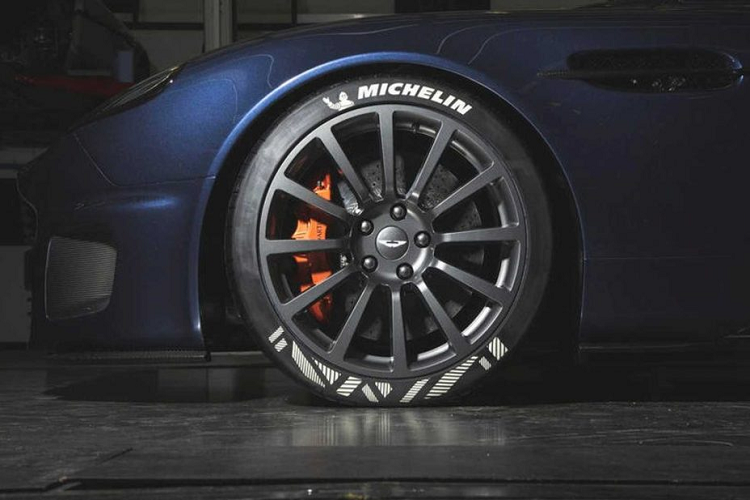 Những trang bị này phải kể đến như đèn pha và đèn hậu LED, phanh gốm – carbon lớn hơn, mâm xe kích thước 20 inch, lốp Micheli. Khoang lái bên trong cũng được thiết kế lạivới ghế thể thao mới, màn hình hệ thống thông tin giải trí đặt giữa bảng điều khiển bằng sợi carbon,…