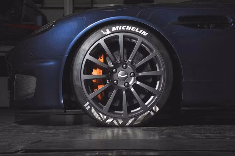 Những trang bị này phải kể đến như đèn pha và đèn hậu LED, phanh gốm – carbon lớn hơn, mâm xe kích thước 20 inch, lốp Micheli. Khoang lái bên trong cũng được thiết kế lạivới ghế thể thao mới, màn hình hệ thống thông tin giải trí đặt giữa bảng điều khiển bằng sợi carbon,…