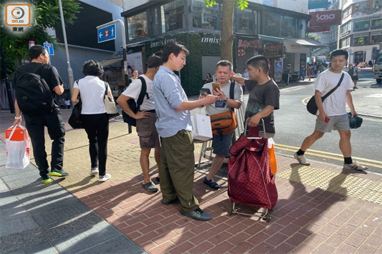 Trái với mọi năm, bên ngoài các cửa hàng Apple không có mấy người chào mời mua lại iPhone. Họ chủ yếu hỏi thăm những mẫu iPhone Pro dung lượng lớn, màu Midnight Green, là màu sắc mới và đáng chú ý nhất trong dòng iPhone 11. Mức chênh lệch khi bán lại chỉ từ 100 - 400 HKD, tương đương tối đa 1,2 triệu đồng. Ảnh: Oriental Daily.