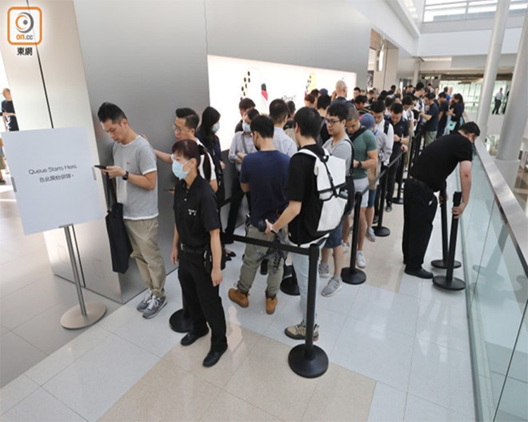 Tuy nhiên, năm nay Apple có một số thay đổi về chính sách. Hãng ưu tiên đặt trước trên website, chuẩn bị số lượng máy đủ đáp ứng nhu cầu, đồng thời số lượng máy mỗi người được mua cũng nhiều hơn. Do đó, cảnh mua đi bán lại không còn tấp nập như trước. Tại cửa hàng Apple ở khu Central, nơi đông nhất cũng chỉ có khoảng 50 người xếp hàng 30 phút trước giờ mở bán, chủ yếu là chờ lấy máy đã đặt trước. Ảnh: Oriental Daily. 
