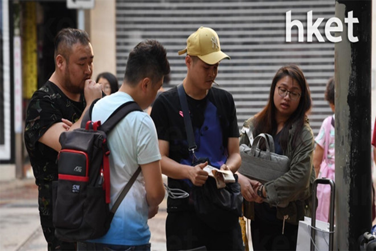 Bất ổn chính trị trong nhiều tháng qua không ảnh hưởng nhiều tới tình hình hoạt động của các công ty công nghệ. Chia sẻ với Zing.vn, Jessica Lau, nhân viên truyền thông của một công ty công nghệ cho biết công việc của cô "gần như không bị ảnh hưởng" trong những tháng gần đây. Tuy nhiên, bất ổn cũng có thể khiến khách du lịch ngại đến Hong Kong hơn. Ảnh: hket.