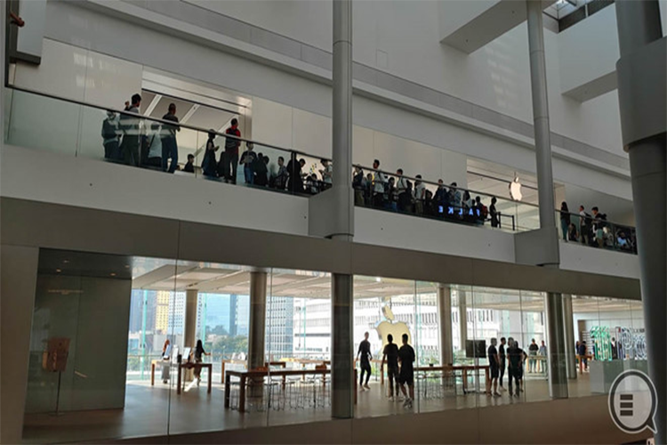 Hong Kong là nơi có giá rẻ nhì trong số các thị trường châu Á bán iPhone sớm, chỉ sau Nhật. Giá của iPhone 11 năm nay tại Hong Kong từ 5.999 HKD, tương đương gần 18 triệu. Phiên bản cao cấp nhất là iPhone 11 Pro Max cũng chỉ có giá từ 9.499 HKD, tương đương 28,2 triệu. Mọi năm, đây là thị trường thường xuyên có cảnh mua đi bán lại nhộn nhịp. Ảnh: Qooah.