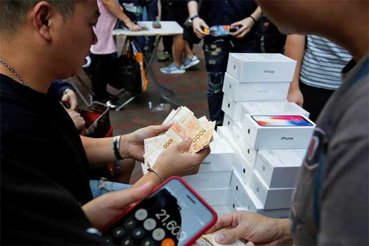 "Rau lề đường" là tên gọi vui để nói về cảnh mua đi bán lại số lượng lớn một cách công khai ở Hong Kong nhiều năm qua. Chính vì sự cởi mở và giá tốt khiến Hong Kong là nguồn hàng lớn của giới buôn iPhone xách tay về Việt Nam, bên cạnh Singapore (có sớm) và Mỹ (hàng chuẩn phụ kiện).