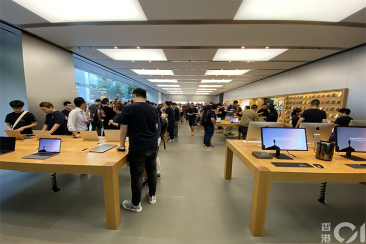 Bên trong cửa hàng tại khu Causeway Bay, không khí nhộn nhịp hơn. Dù đã vào được trong cửa hàng, mọi người vẫn phải chờ đến lượt mới có thể lấy máy. Ảnh: HK01. 