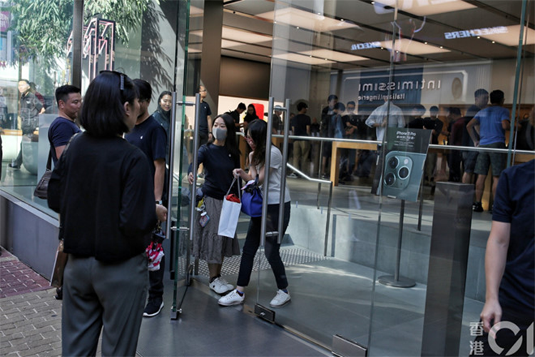 HK01 nhận định cảnh mua đi bán lại iPhone không còn nhộn nhịp bởi Apple đã chuẩn bị lượng hàng lớn, đồng thời ưu tiên người đặt trước. Chương trình đặt trước iPhone 11 trên trang web kéo dài đến tận tối qua, nên tại các cửa hàng số lượng người đến lấy máy đã đặt vượt trội so với người muốn mua trực tiếp. Ảnh: HK01. 