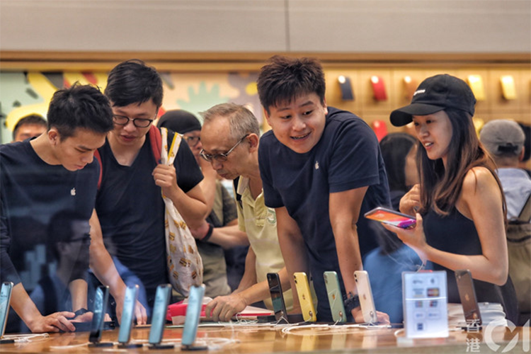 Nhờ ưu tiên người đặt trước, rất nhiều khách hàng có cơ hội sở hữu iPhone 11 ngay ngày đầu mờ bán. Cô Yan, y tá tại một phòng khám nha khoa tại Hong Kong cho biết đây là lần đầu cô mua được iPhone ngay trong ngày mở bán. Một số nhân viên văn phòng còn tranh thủ tạt qua lấy iPhone đã đặt trước, sau đó mới tiếp tục đến công sở. Ảnh: HK01. 