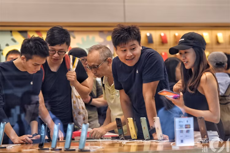 Nhờ ưu tiên người đặt trước, rất nhiều khách hàng có cơ hội sở hữu iPhone 11 ngay ngày đầu mờ bán. Cô Yan, y tá tại một phòng khám nha khoa tại Hong Kong cho biết đây là lần đầu cô mua được iPhone ngay trong ngày mở bán. Một số nhân viên văn phòng còn tranh thủ tạt qua lấy iPhone đã đặt trước, sau đó mới tiếp tục đến công sở. Ảnh: HK01. 