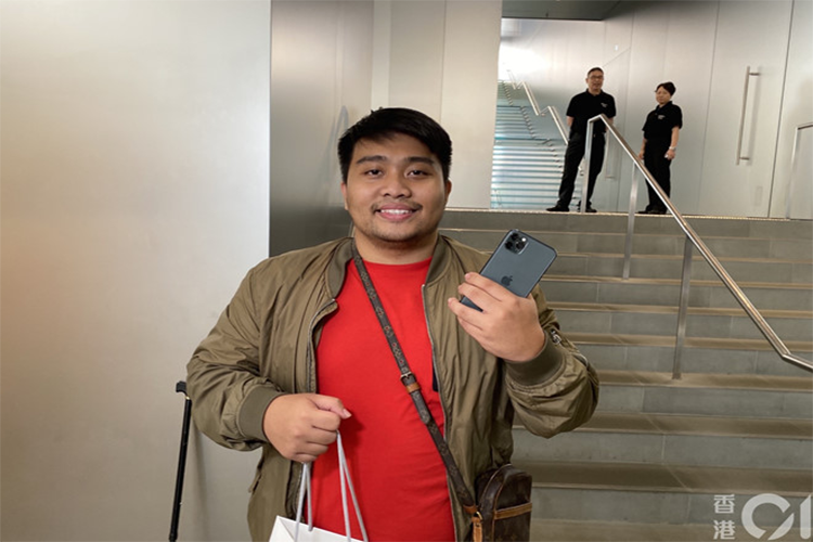 Anh Ethan, đến từ Philippines, mua trực tiếp iPhone 11 Pro Max, là một trong số ít người mua được đúng phiên bản dung lượng và màu mình muốn. Theo HK01, những người đến Hong Kong trước 1 ngày vẫn có thể đặt trước iPhone, bởi chương trình này kéo dài tới tối hôm qua. Ảnh: HK01.