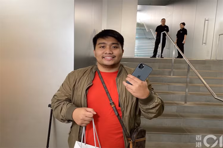Anh Ethan, đến từ Philippines, mua trực tiếp iPhone 11 Pro Max, là một trong số ít người mua được đúng phiên bản dung lượng và màu mình muốn. Theo HK01, những người đến Hong Kong trước 1 ngày vẫn có thể đặt trước iPhone, bởi chương trình này kéo dài tới tối hôm qua. Ảnh: HK01.