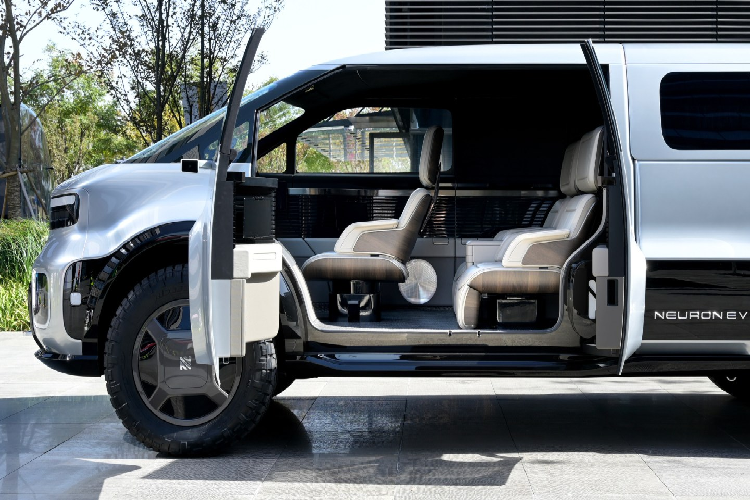 Ba ghế được sắp xếp theo cấu hình 1 + 2 với ghế lái được đặt chính giữa, bao quanh bởi ba màn hình thay thế cho gương chiếu hậu. Ghế trước của xe cũng có khả năng xoay 360 độ phục vụ cho việc giải trí giữa các hành khách trên xe khi xe ở trong chế độ tự hành. Hơn nữa, khách hàng có thể dễ dàng biến chiếc xe thành xe bốn, năm, sáu chỗ ngồi nhờ vào module xe van.