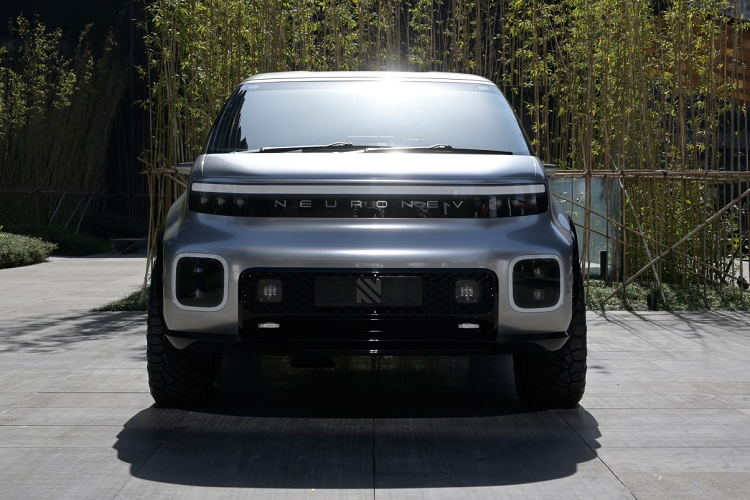Nhờ sử dụng hệ thống động cơ điện đặt dưới gầm, Neutron đã có thể thiết kế buồng lái ở gần phần đầu xe, mũi xe ngắn, kính chắn gió dài là những gì mà người lái cần cho khả năng quan sát địa hình xung quanh khi off-road. Cản trước được thiết kế mạnh mẽ với ca-lăng đặc trưng, dải đèn ngang cũng như lưới tản nhiệt đặt thấp. Việc này giúp chiếc xe trở nên thanh thoát tuy nhiên vẫn giữ lại được vẻ cứng rắn cần thiết.