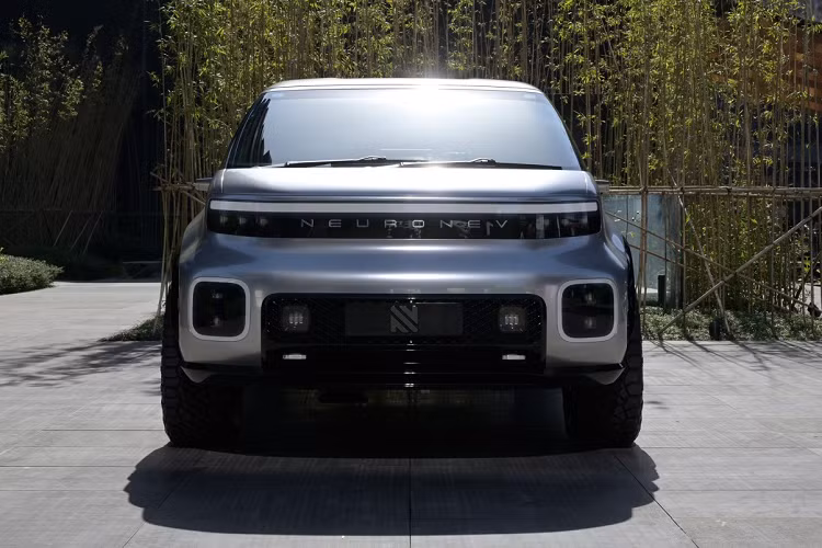 Nhờ sử dụng hệ thống động cơ điện đặt dưới gầm, Neutron đã có thể thiết kế buồng lái ở gần phần đầu xe, mũi xe ngắn, kính chắn gió dài là những gì mà người lái cần cho khả năng quan sát địa hình xung quanh khi off-road. Cản trước được thiết kế mạnh mẽ với ca-lăng đặc trưng, dải đèn ngang cũng như lưới tản nhiệt đặt thấp. Việc này giúp chiếc xe trở nên thanh thoát tuy nhiên vẫn giữ lại được vẻ cứng rắn cần thiết.