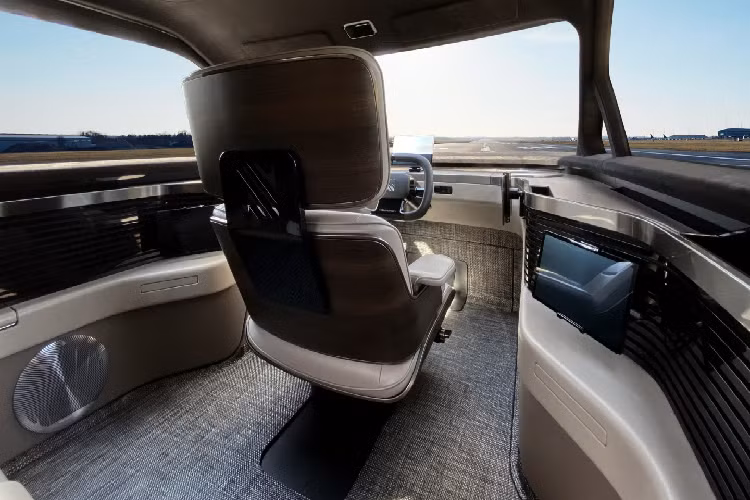 Hướng đến sự rộng rãi và tiện nghi, vì thế, T/One chỉ sở hữu khoang nội thất với ba ghế tiêu chuẩn (ở cấu hình bán tải). Tuy nhiên ba ghế ngồi này lại vô cùng sang trọng, thoải mái không thua gì những mẫu sedan, SUV sang trọng trên thị trường hiện nay.