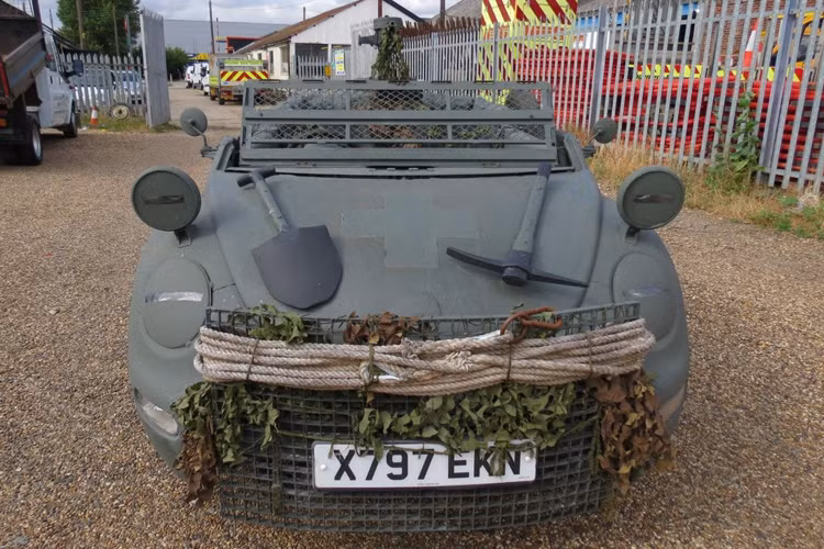 Lấy cảm hứng từ Thế chiến II, chiếc xe quân sự phiên bản hiện đại chiếc xe Volkswagen Beetle Cabrio đời cũ này đã được chủ nhân độ lại và sơn xanh bộ đội hoàn toàn từ trong ra ngoài ngoại thất rất độc đáo.