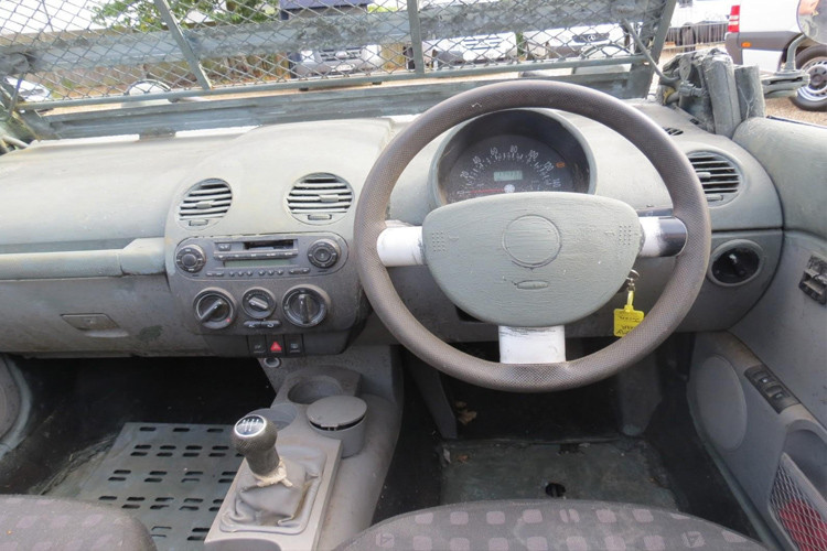 Cabin xe Volkswagen Beetle Cabrio độ này cũng được sơn xanh.