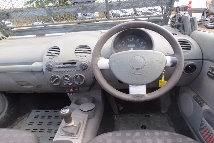 Cabin xe Volkswagen Beetle Cabrio độ này cũng được sơn xanh.