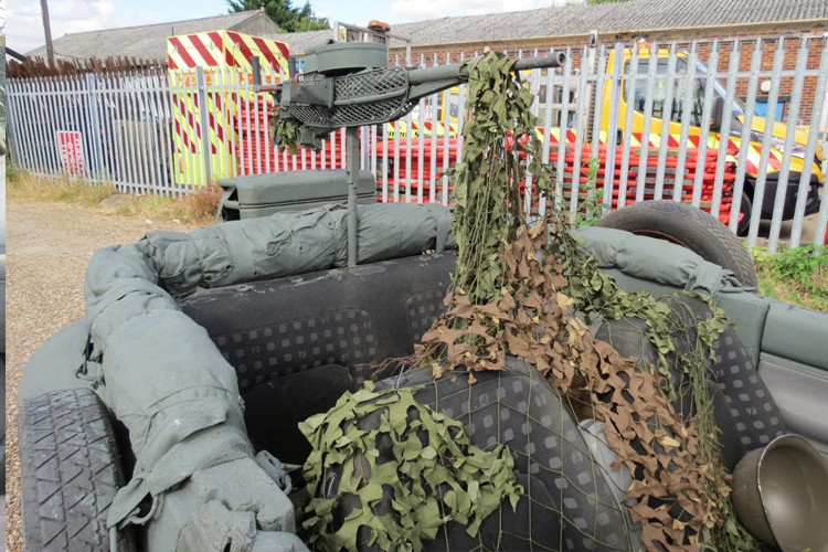 Trong xe còn ngụy trang kiểu dân dã bằng lá cây.