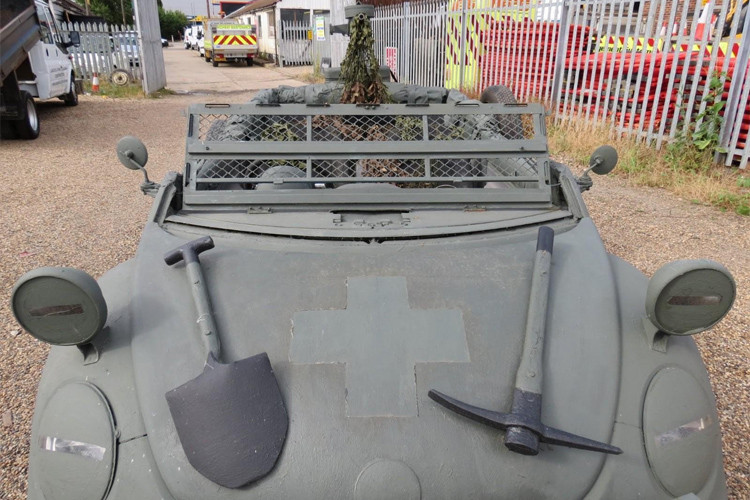 Chiếc Beetle này được gằn kính chắn gió lưới thép, khung bảo vệ lưới tản nhiệt, cuốc và xẻng được gắn ở mui xe.