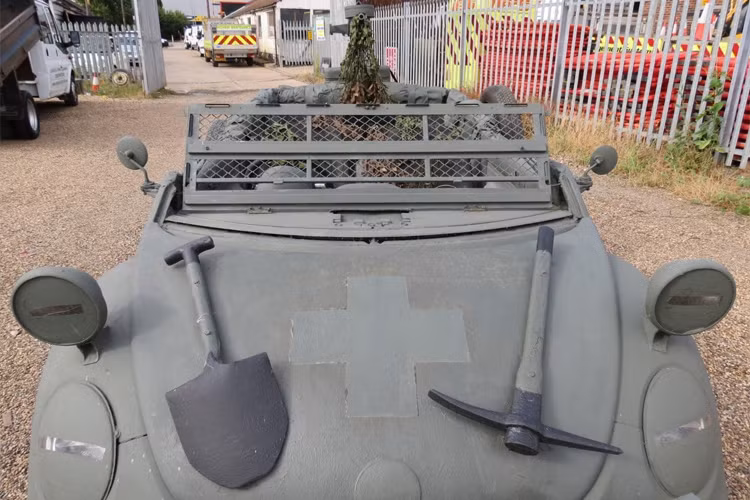 Chiếc Beetle này được gằn kính chắn gió lưới thép, khung bảo vệ lưới tản nhiệt, cuốc và xẻng được gắn ở mui xe.