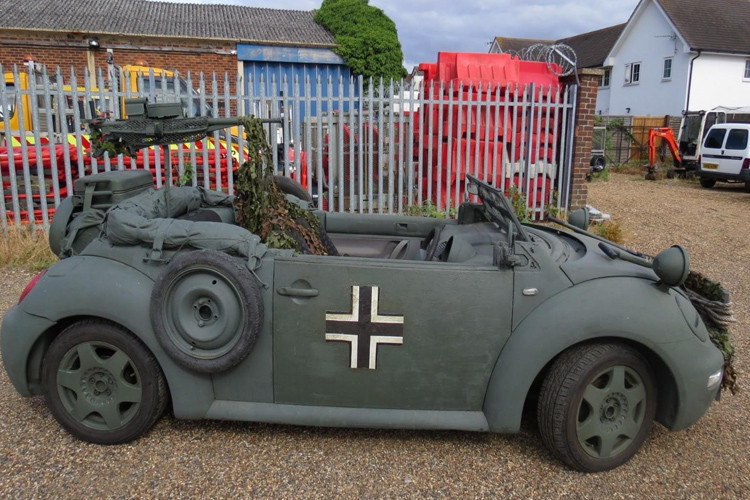 Ngoài ra xe còn được trang 2 lốp dự phòng gắn 2 bên nhưng chỉ 1 trong số đó là dùng được.