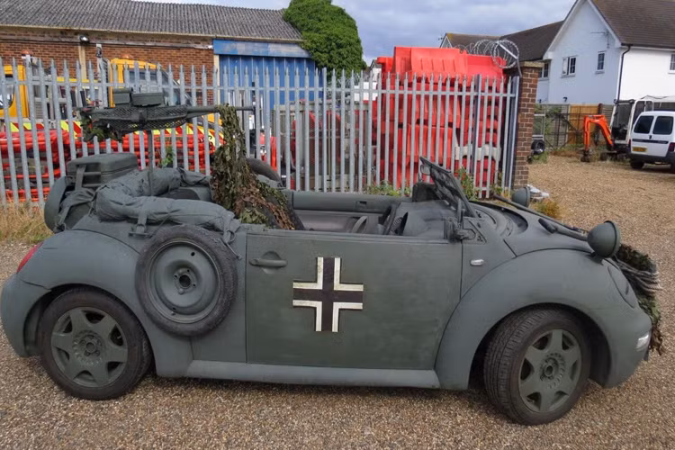 Ngoài ra xe còn được trang 2 lốp dự phòng gắn 2 bên nhưng chỉ 1 trong số đó là dùng được.