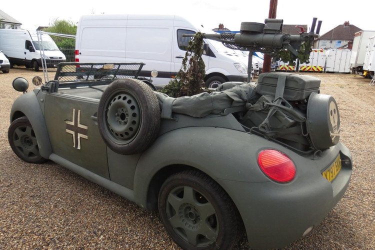 Đuôi xe gắn nhiều thiết bị hỗ trợ chiến đấu.