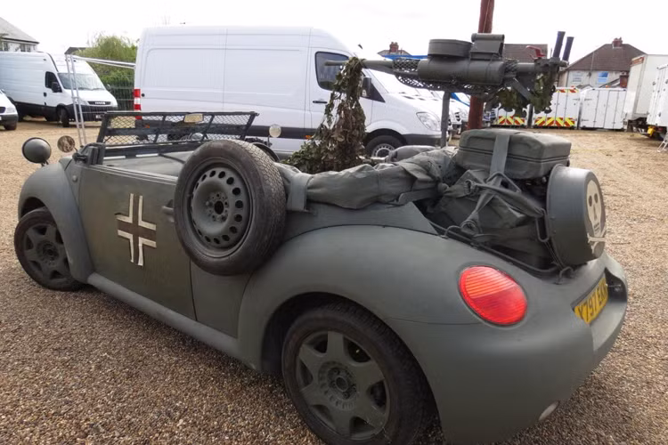 Đuôi xe gắn nhiều thiết bị hỗ trợ chiến đấu.