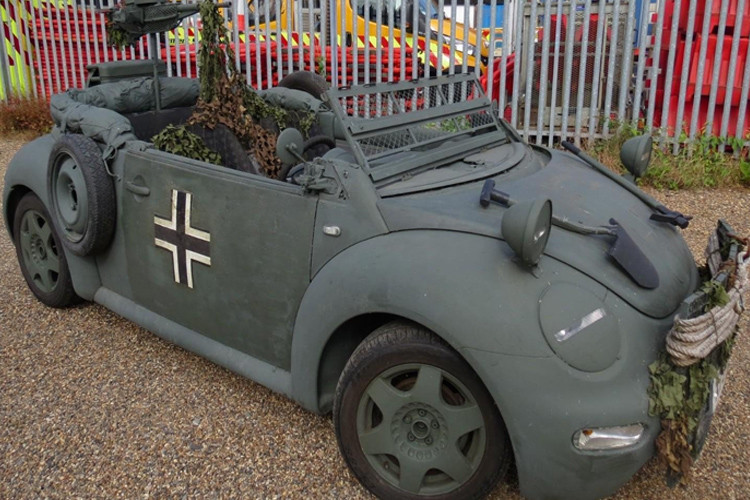 Ngoài màu sơn xanh lá cây, trước và sau của con bọ Volkswagen Beetle phong cách "nhà binh" này còn có nhiều chi tiết ngụy trang bằng lá cây khiến chiếc xe trở nên hầm hố như một chiếc xe dã chiến.
