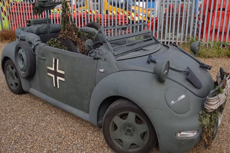 Ngoài màu sơn xanh lá cây, trước và sau của con bọ Volkswagen Beetle phong cách "nhà binh" này còn có nhiều chi tiết ngụy trang bằng lá cây khiến chiếc xe trở nên hầm hố như một chiếc xe dã chiến.