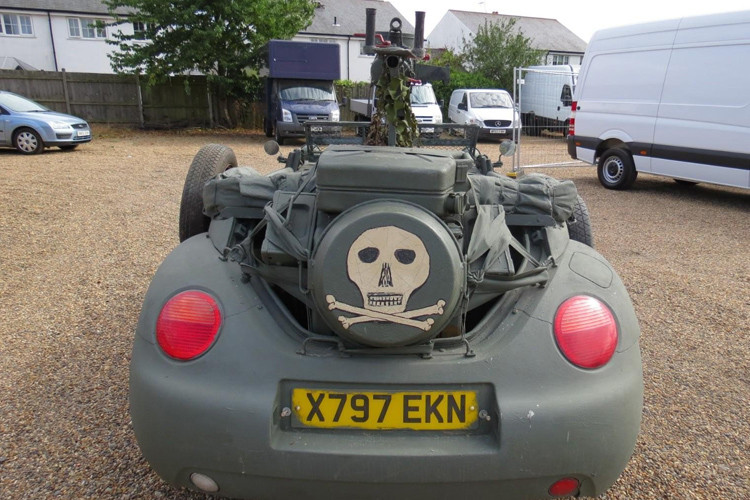 Volkswagen Beetle Cabrio 2000 vẫn được trang bị động cơ 2.0L công suất 115 mã lực. Xe đã vận hành được hơn 27 vạn km