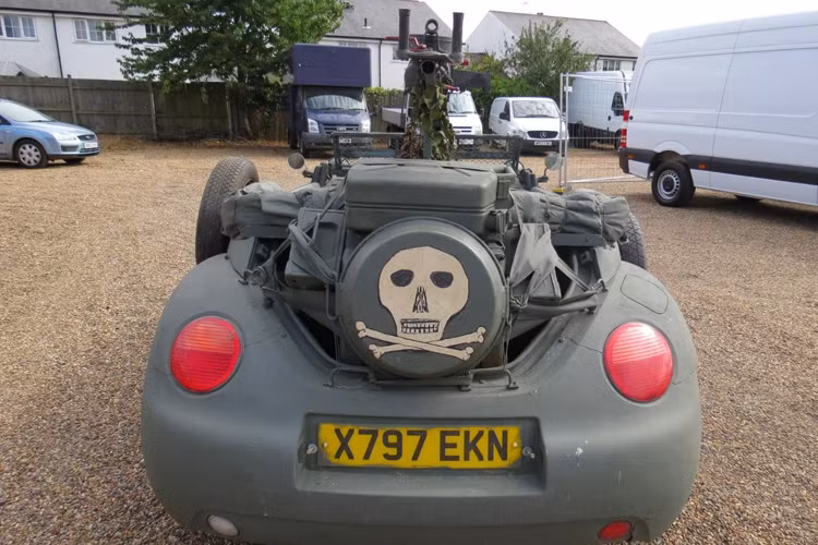 Volkswagen Beetle Cabrio 2000 vẫn được trang bị động cơ 2.0L công suất 115 mã lực. Xe đã vận hành được hơn 27 vạn km