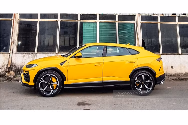 Ngoài thiết kế hoàn toàn mới, Urus cũng là chiếc Lamborghini được trang bị nhiều công nghệ giải trí hiện đại nhất như kết nối Apple CarPlay và Android Auto, loa Bang &amp; Olufsen với công suất 1.700 W. Màn hình hiển thị head-up, giao diện dành cho điện thoại thông minh Lamborghini hay 2 màn hình thông minh giải trí cho hàng ghế sau.