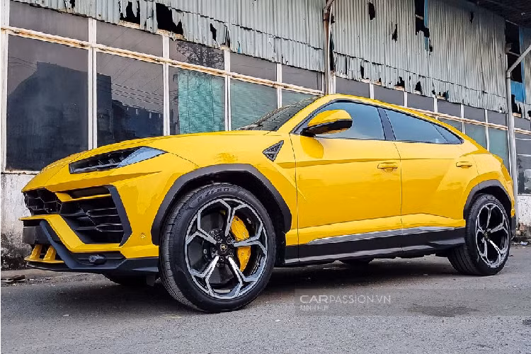 Khác với những chiếc được nhập khẩu về trước đó, chiếc Lamborghini Urus này có phần khá “lặng lẽ”. Đồng thời đây cũng chính là chiếc Urus thứ 4 được nhập về theo diện chính hãng. Tại Việt Nam, cũng đã có tới 2 chiếc mang trên mình màu sơn Giallo Auge, ngoài ra còn có những màu sắc khác như trắng, ghi xám, xanh dương.