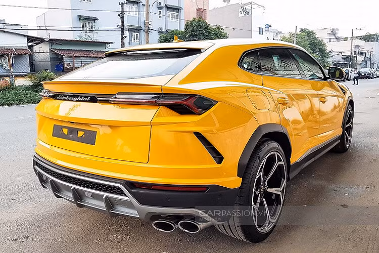 Bên trong nội thất, Lamborghini Urus được trang bị 2 màn hình giải trí và kết nối hệ thống thông tin giải trí Lamborghini (LIS). Ở màn hình trên cùng sẽ đảm nhận nhiệm vụ như hệ thống thông tin giải trí, định vị, điện thoại và thông tin trạng thái xe. Màn hình phía dưới dùng để điều khiển các tính năng như điều hoà nhiệt độ, bàn phím.