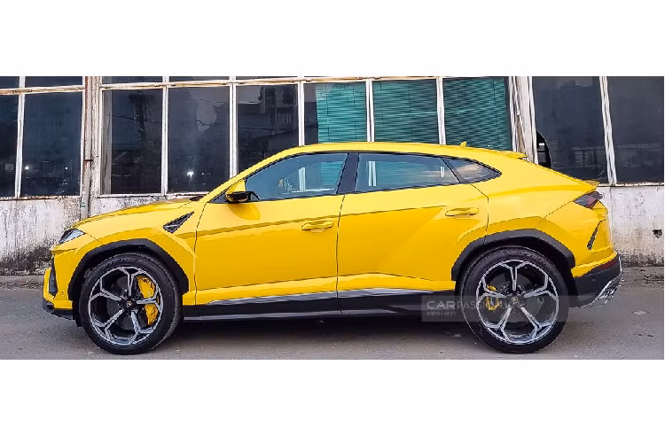 Mới đây, tại một trạm đăng kiểm ở TP HCM bất ngờ xuất hiện mẫu siêu SUV Lamborghini Urus màu vàng rực lạ mắt. Trước đó, giới mê xe đã nhìn thấy có hai chiếc Lamborghini Urus về Việt Nam mang màu sơn Giallo Auge nổi bật và ấn tượng này.