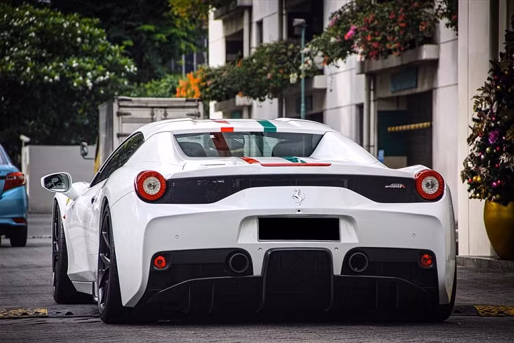 Ferrari 458 Speciale Aperta chính là siêu xe mui trần của Ferrari 458 Speciale đã có một chiếc cập bến Việt Nam và hiện đang trong garage của ông Đặng Lê Nguyên Vũ. Siêu xe Ferrari 458 Speciale Aperta chỉ có 499 chiếc được sản xuất trên thế giới. Ferrari 458 Speciale Aperta từng giữ danh hiệu siêu xe mui trần thương mại mạnh nhất của hãng Ferrari.