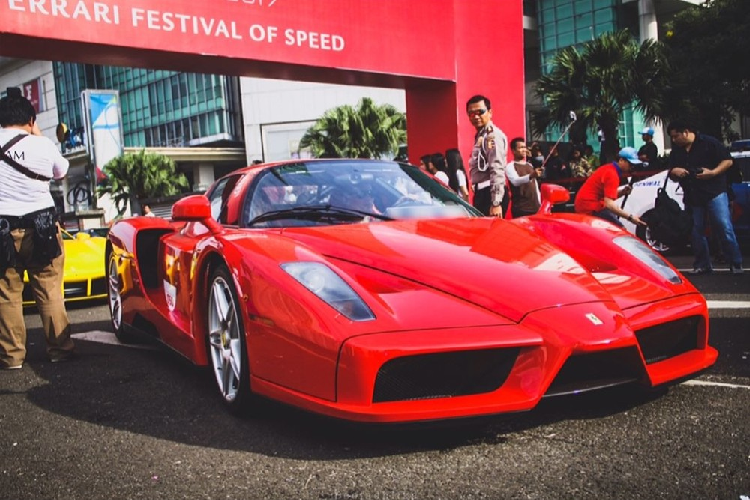 Ferrari Enzo được trang bị động cơ V12, dung tích 6.0 lít, sản sinh công suất tối đa 660 mã lực tại vòng tua máy 7.800 vòng/phút và mô-men xoắn cực đại 657 Nm tại vòng tua máy 5.500 vòng/phút. Siêu xe Ferrari Enzo dễ dàng tăng tốc từ vị trí xuất phát lên 100 km/h chỉ trong thời gian 3,6 giây trước khi đạt tốc độ tối đa 349 km/h.