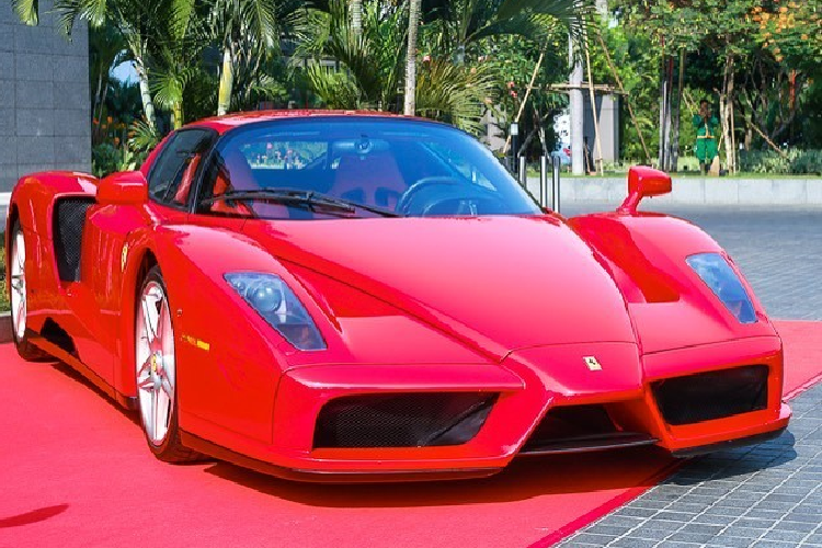 Ferrari Enzo ban đầu chỉ có 349 chiếc được sản xuất nhưng trước sự phản ứng của các khách hàng, hãng siêu xe Ý đã tạo ra thêm 50 chiếc khác. Chưa dừng lại đó, chiếc Ferrari Enzo thứ 400 cũng nhanh chóng được cho ra đời nhưng dành vào việc thiện nguyện là đấu giá từ thiện nhằm ủng hộ các nạn nhân vụ sóng thần ở châu Á cuối năm 2004.