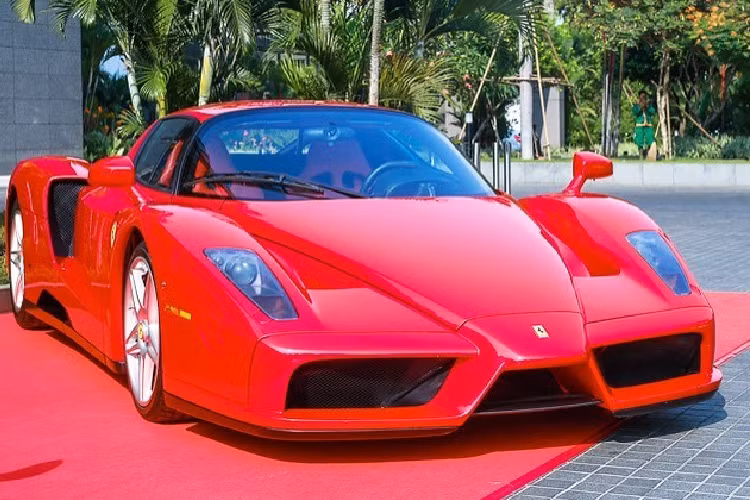 Ferrari Enzo ban đầu chỉ có 349 chiếc được sản xuất nhưng trước sự phản ứng của các khách hàng, hãng siêu xe Ý đã tạo ra thêm 50 chiếc khác. Chưa dừng lại đó, chiếc Ferrari Enzo thứ 400 cũng nhanh chóng được cho ra đời nhưng dành vào việc thiện nguyện là đấu giá từ thiện nhằm ủng hộ các nạn nhân vụ sóng thần ở châu Á cuối năm 2004.