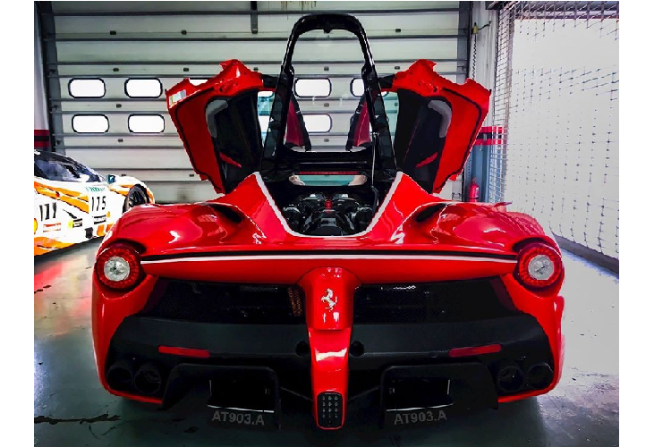 Ngoài ra, Ferrari còn trang bị cho LaFerrari mô-tơ điện sản sinh công suất tối đa 163 mã lực và mô-men xoắn cực đại 270 Nm.Kết hợp cùng động cơ xăng và điện, tổng công suất tối đa trên Ferrari LaFerrari là 963 mã lực và mô-men xoắn cực đại đạt 900 Nm. Nhờ hệ dẫn động hybrid đầy mạnh mẽ này đã giúp siêu xe triệu đô Ferrari LaFerrari có thời gian tăng tốc từ vị trí xuất phát lên 100 km/h chỉ trong 3,1 giây trước khi đạt vận tốc tối đa 350 km/h.